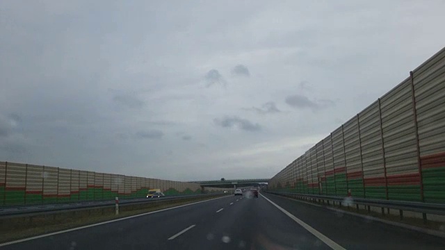 在雨中高速行驶。雨点落在挡风玻璃上，糟糕视频素材