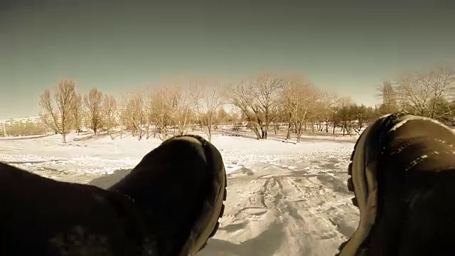 一个男孩滑雪橇的实时第一人称视频最后倒了视频素材