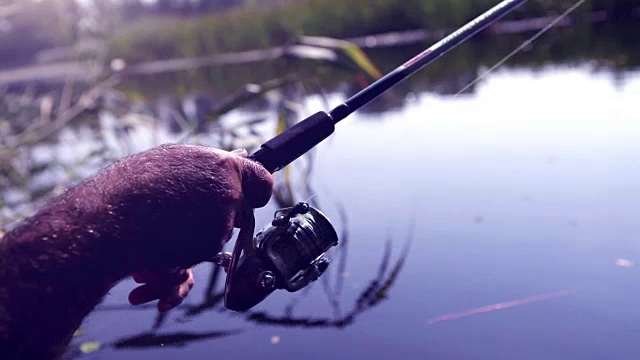 一名男子用钓竿钓鱼的画面视频素材