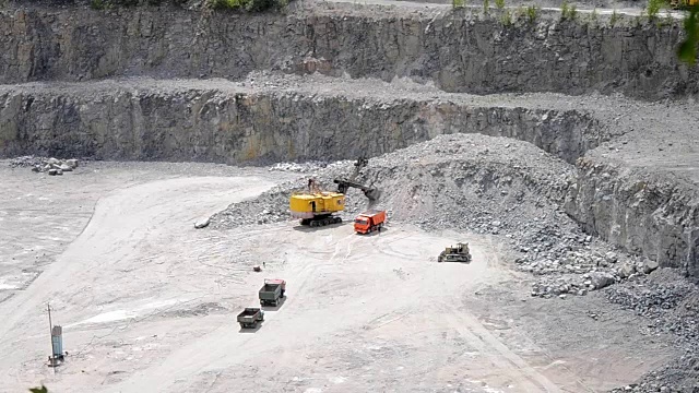 花岗岩采石场的机器视频素材