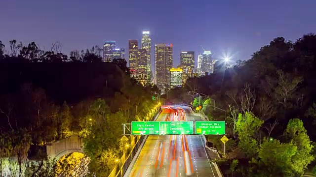 时间流逝-高速公路上的交通与市中心在夜间的背景视频素材