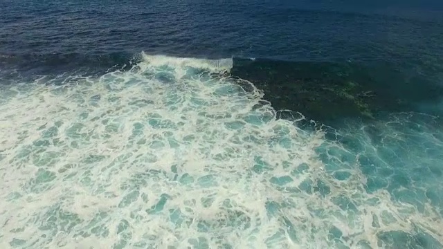 海浪和泡沫视频素材