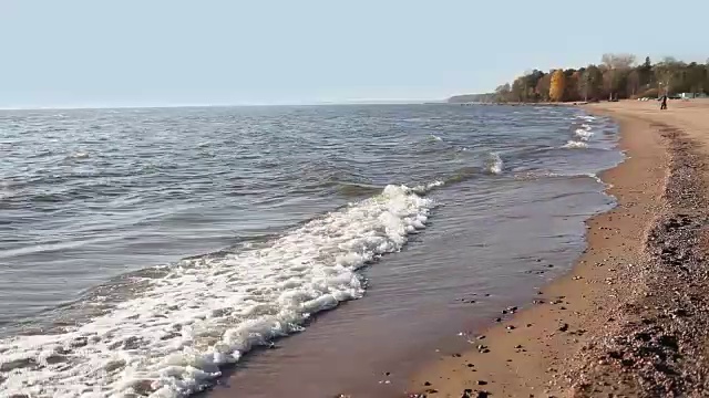 海浪在空旷的海滩上涌动视频素材