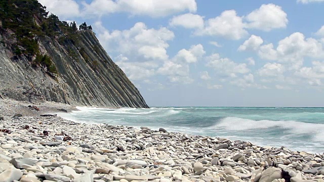 海礁湖附近的山在美丽的阳光灿烂的一天视频素材