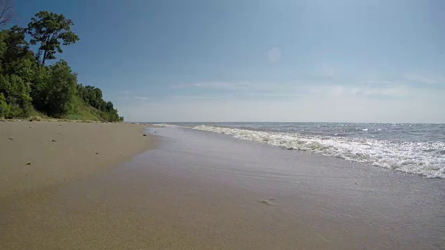 美丽的沙滩，海浪拍打着密歇根湖海岸视频素材