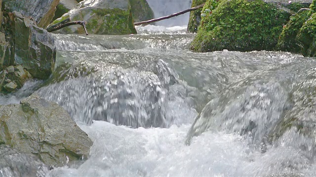 水在岩石间流动视频素材