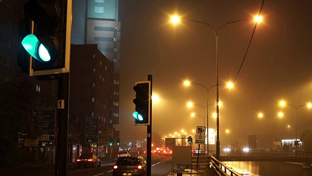 夜晚时分，薄雾弥漫，城市交通枢纽。视频素材