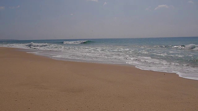 斯里兰卡坦加勒海滩的海景，海浪拍打着沙滩视频素材