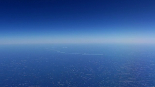 从太空向地球大气层倾斜视频素材