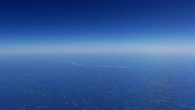 空中的地球大气层，倾斜到蓝天视频素材