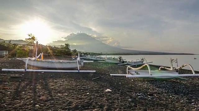 巴厘岛阿米德海滩的阿贡山视频下载