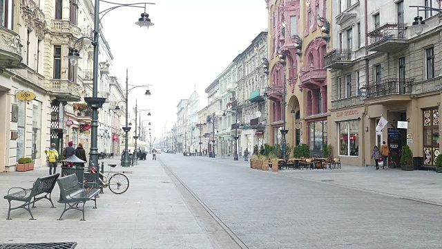 Piotrkowska街是波兰城市罗兹的主要旅游景点。视频素材