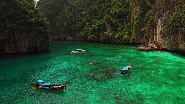 无人机在泰国Kho Phi-Phi Le附近航行视频素材