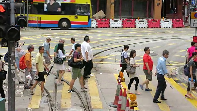 在香港过马路的人视频素材