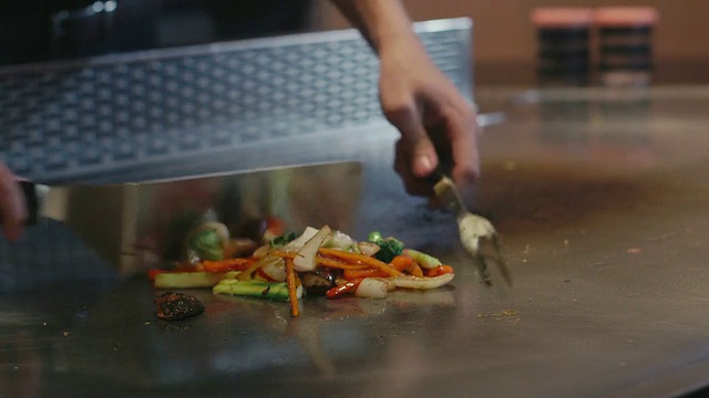 亚洲餐厅，年轻的专业厨师烹饪食物，男人，厨师工作视频素材