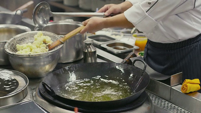 亚洲餐厅，专业厨师烹饪食物，老兄，中国厨师工作视频素材