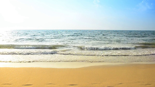 海浪在沙滩和蓝天视频素材