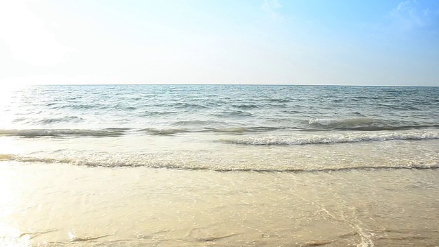 海浪拍打着沙滩和天空视频素材