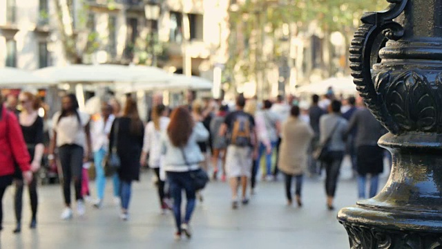 秋季拥挤的巴塞罗那市中心视频素材