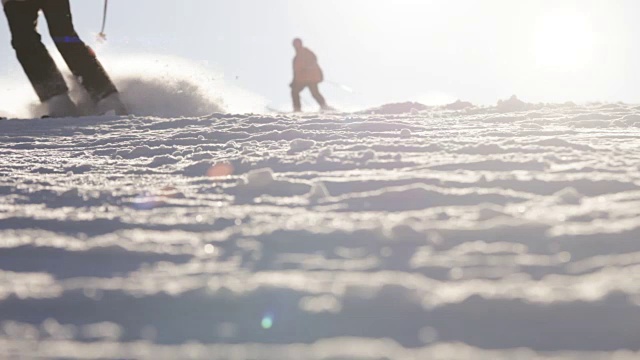 滑雪者从尼姑庵斜坡上滑下来视频素材