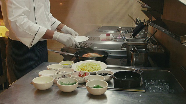 亚洲厨师烹饪，准备食物，专业厨师在餐厅厨房视频素材