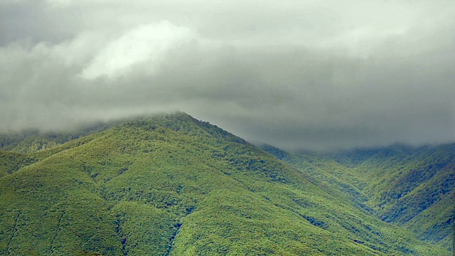 夏日的山峦和深蓝色的天空视频素材