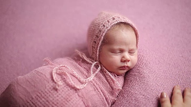 拍照前熟睡的新生婴儿视频素材