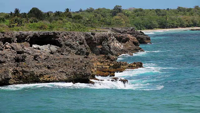 海浪冲击海岸线视频素材