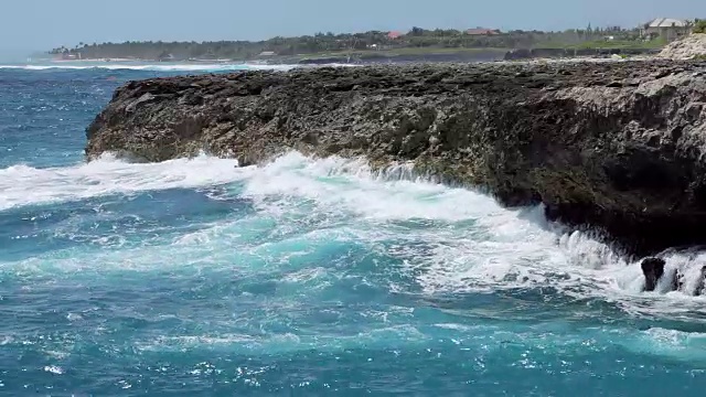 海浪冲击海岸线视频素材