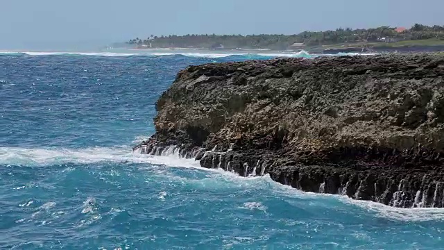 海浪冲击海岸线视频素材