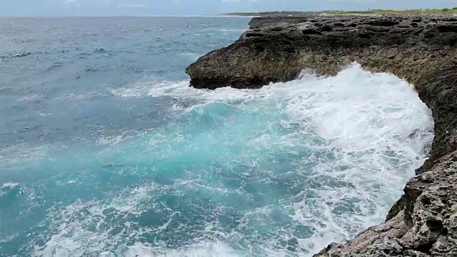 海浪冲击海岸线视频素材