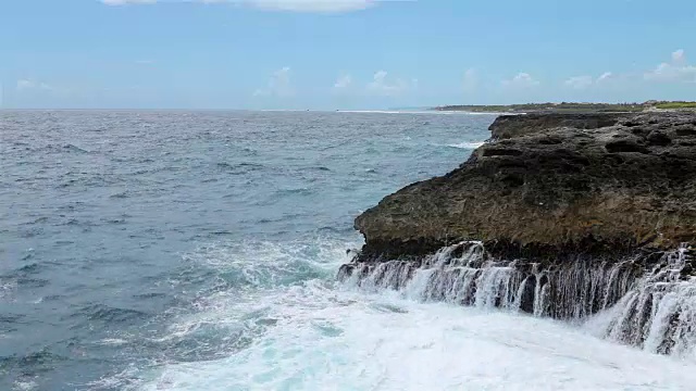 海浪冲击海岸线视频素材