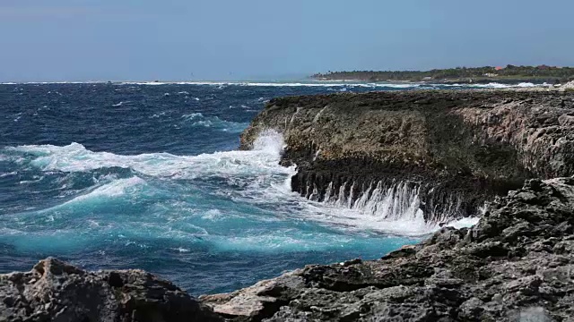 海浪冲击海岸线视频素材