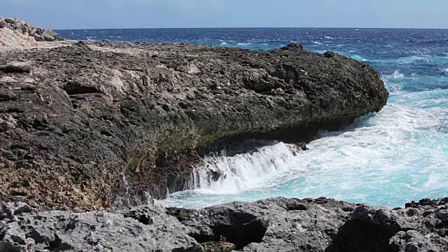 海浪冲击海岸线视频素材