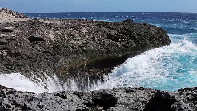 海浪冲击海岸线视频素材