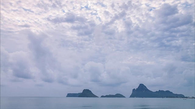 海和山上空阴天的时间流逝视频素材