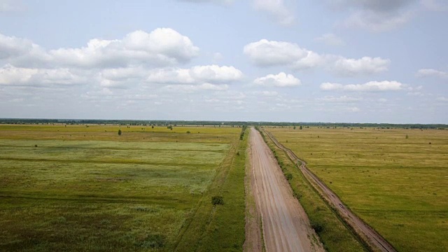 从空中拍摄的乡村公路上的汽车视频素材