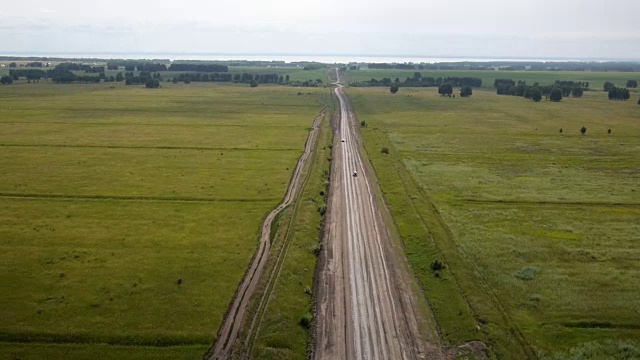 从空中拍摄的乡村公路上的汽车视频素材