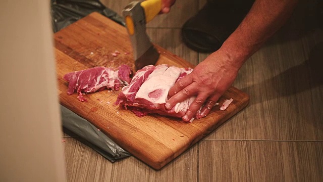 人用斧头砍肉视频素材