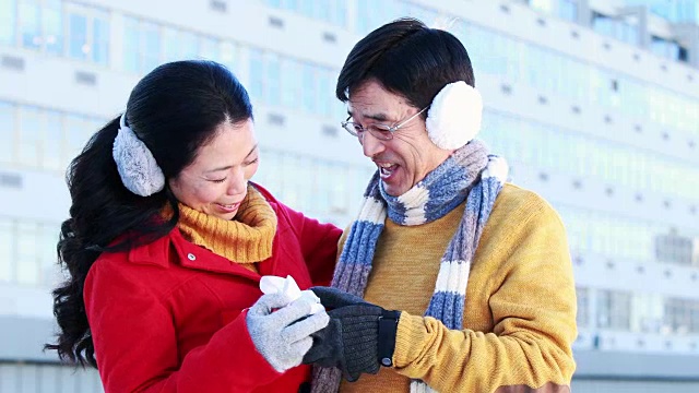 亚洲男人给他的妻子礼物视频素材