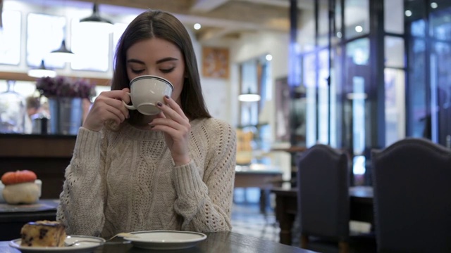 拿着一杯咖啡的漂亮女孩视频素材