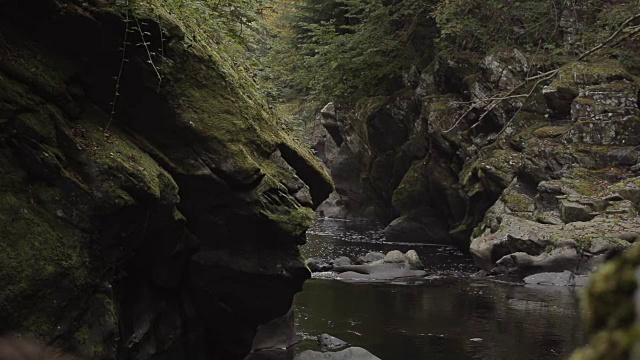 《荒野深处的山涧》慢镜头视频素材