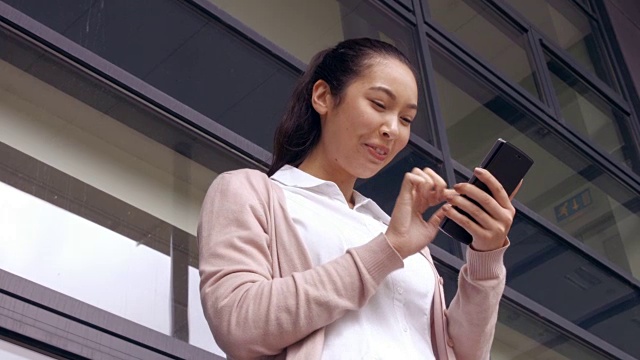 亚洲女商人在外面用手机视频素材