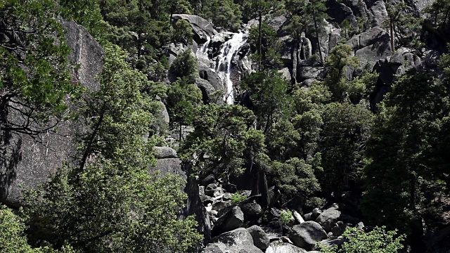 水瀑布下的花岗岩岩石约塞米蒂加利福尼亚视频素材