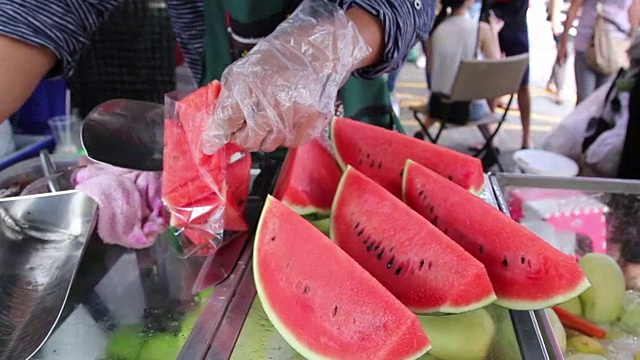 泰国街头市场上的新鲜西瓜片视频素材