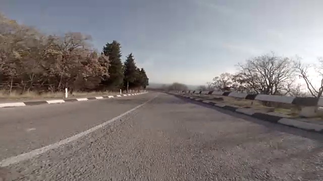 汽车行驶在黑海沿岸的空旷道路上视频素材