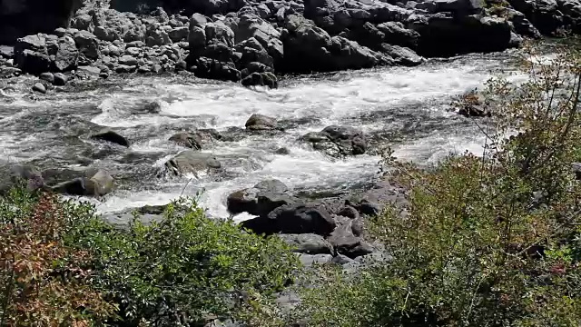 流过岩石急流的小山河视频素材