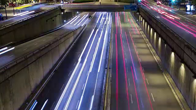 城市交通夜景。延时-跟踪效果-长时间曝光- 4K。(04)视频素材