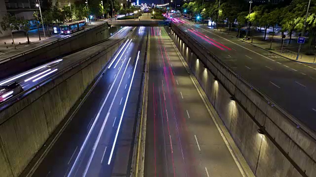 城市交通夜景。延时-跟踪效果-长时间曝光- 4K。(01)视频素材