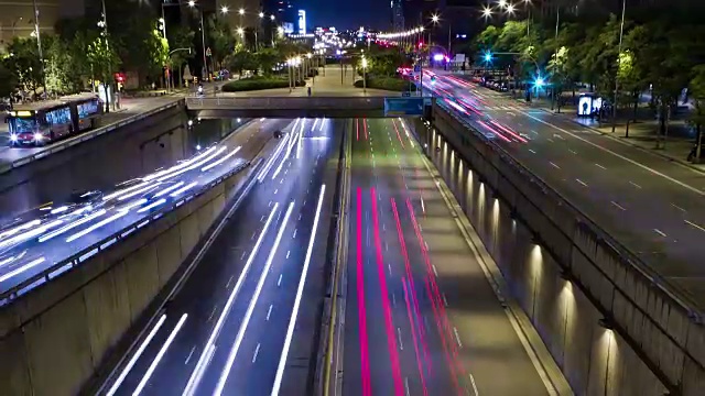 城市交通夜景。延时-跟踪效果-长时间曝光- 4K。(02)视频素材